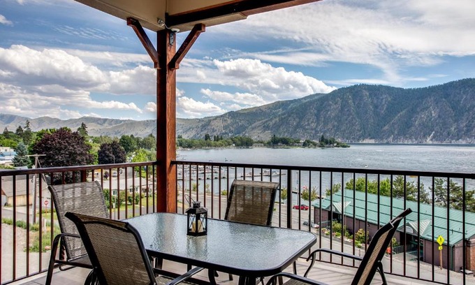 Manson Apartment | Breezy Lake Chelan Condo with Pool and Hot Tub Access!