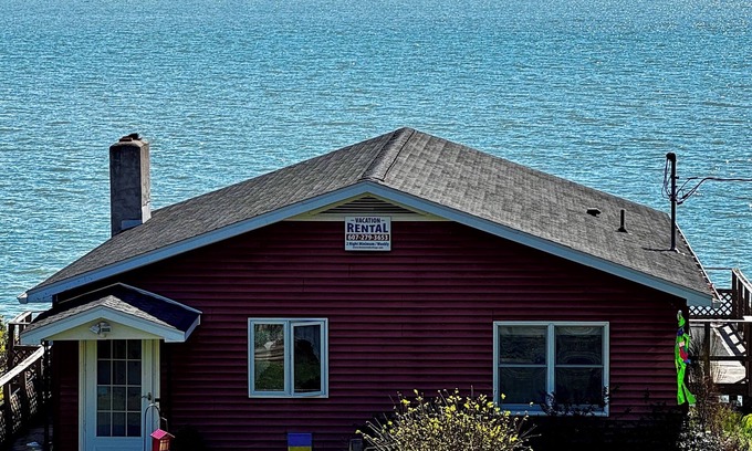 Seneca Falls House | Breezy Lake Front Living/One of a kind backyard/Fire pit/Kayaks/Nature/Wineries