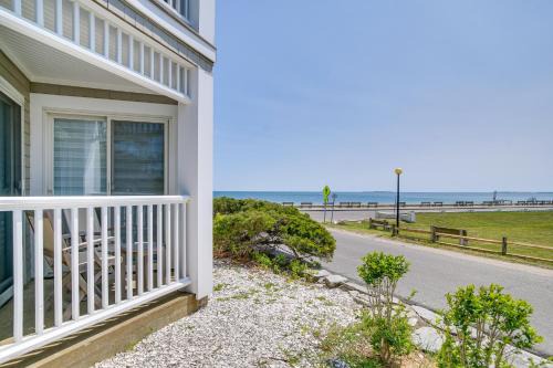 Oak Bluffs Apartment | Breezy Oak Bluffs Condo - Steps to Inkwell Beach!