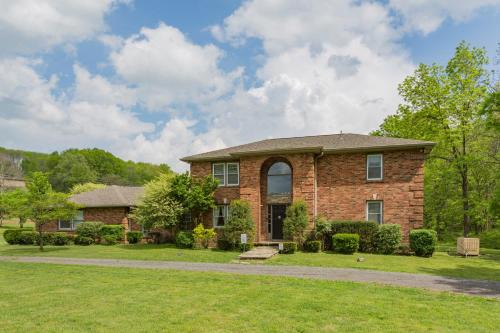 Goodlettsville Villa | Brenda Lee History 4BR Retreat Pool Hot Tub