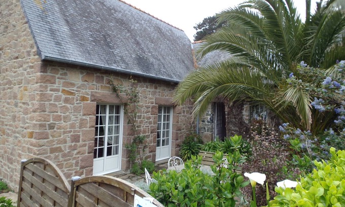 Plougrescant House | Breton house in large garden, close to the sea.