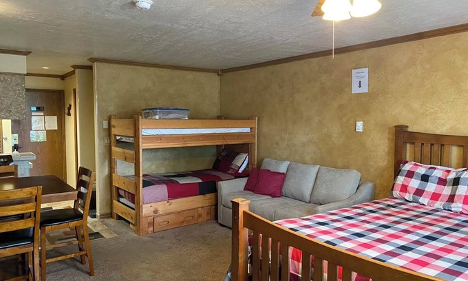 Brian Head Condo | Brian Head Platinum Studio, Pool-Jacuzzi, Ski-In/Out, , Sleeps 7, Elevator