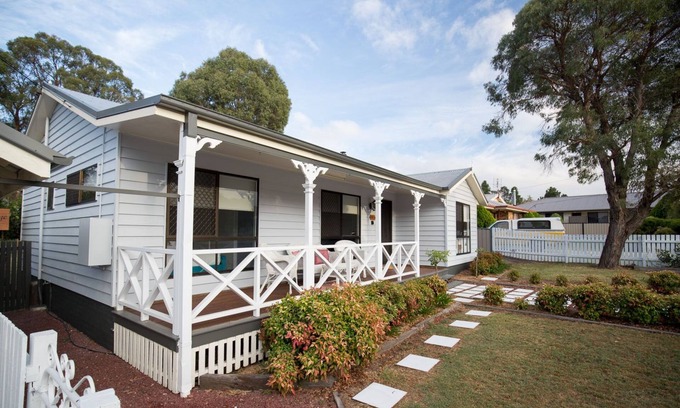 Stanthorpe House | Briar Rose Cottages - Cedar Cottage