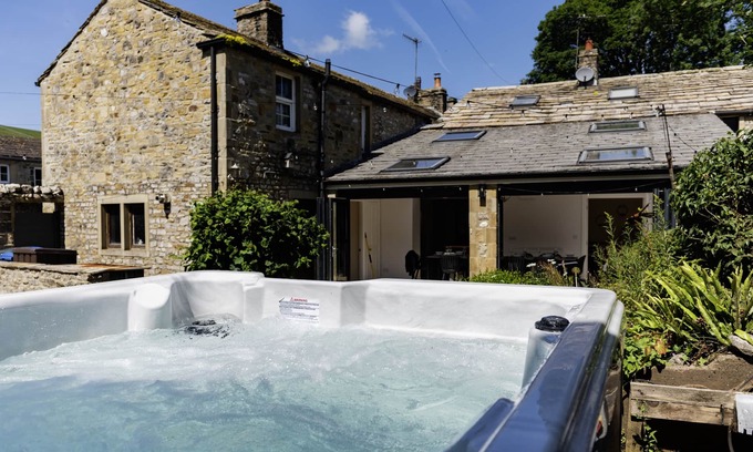 Gargrave House | Bridge House Hot Tub Retreat - Kettlewell