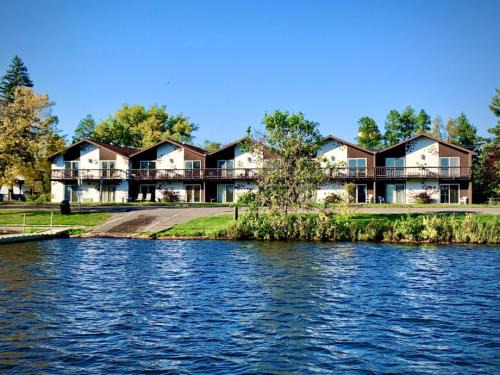 Tomahawk House | Bridge Inn Tomahawk - Room 107, 2 Queen Beds, Pet Friendly, Laminate Wood Flooring , Walkout, River View