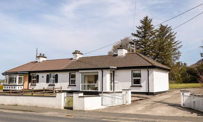Kerrykeel Cottage | BRIDGETOWN COTTAGE, pet friendly in Kerrykeel, County Donegal