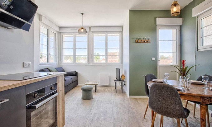 Merville-Franceville-Plage Apartment | Bright apartment with 2 balconies, 600m from the beach