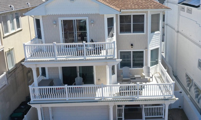 Brigantine House | Brigantine tri-level house two properties from beach