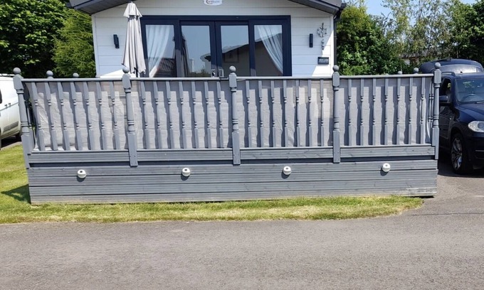 Wisbech Cabin | Bright, comfortable countryside lodge (pet & golfer friendly!)