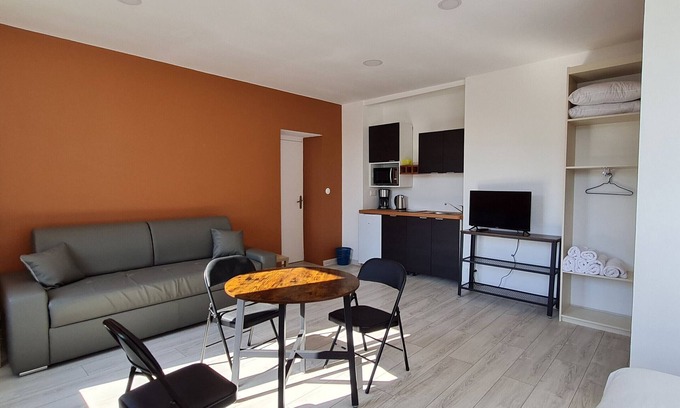 Lacroix-sur-Meuse Apartment | Bright 2-4 pers. loft with terrace and on-site restaurant