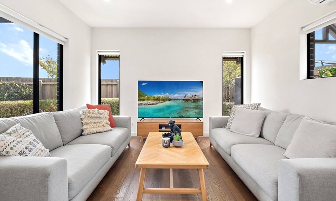 Glenroy House | Bright 2-Bed Glenroy Home with Courtyard