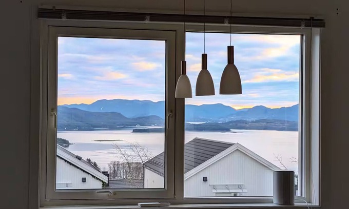 Jorpeland House | Bright 2-bedroom apartment with spectacular fjord views in Jørpeland.