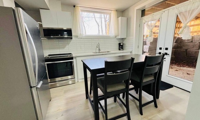 Richview Apartment | Bright 2 Bedroom Suite, Full Kitchen and Bathroom