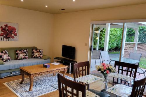 Ambleside Apartment | Bright 2 BR, Great Location