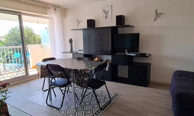 Meschers-sur-Gironde Apartment | Bright 2-Room Apartment with Terrace and Parking, Close to Beaches and Shops