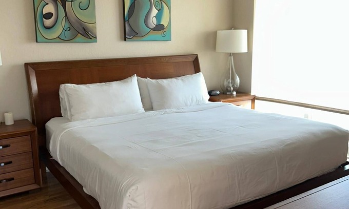 Capri Isle Condo | Bright 2BR/2BA Condo Near Beach, w Parking & Pool