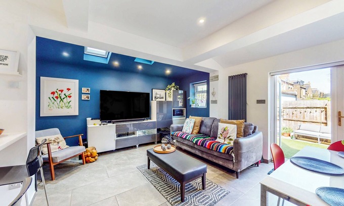 Thamesfield Apartment | Bright 2BR Flat W/Garden & BBQ Near River Thames