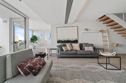 Darlinghurst Apartment | Bright 2BR Pad with Scenic City-View, Gym & Pool