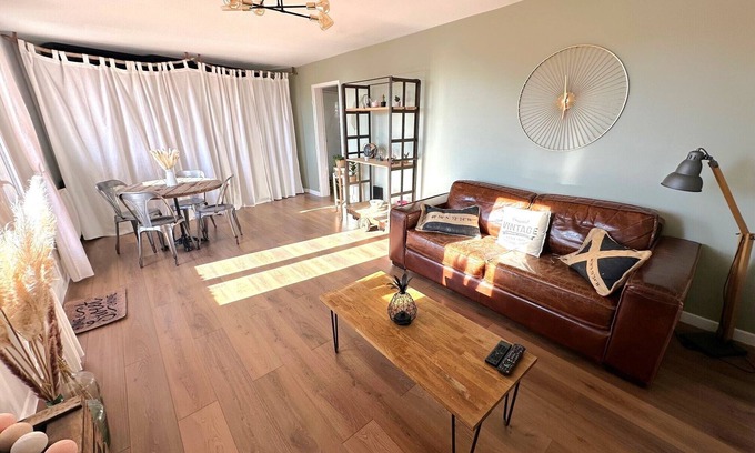 Voisins-le-Bretonneux Apartment | Bright 3-room apartment with balcony 12 min from Versailles and 5 min from the Golf National!