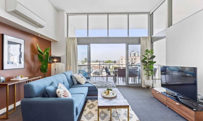 East Perth Apartment | Bright 3bdrm City Skyline views CATBus,WACA,Optus