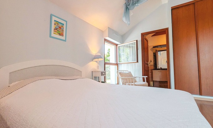 Velles Bed & Breakfast | Bright, Air-Conditioned Blue Room