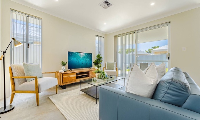 Rockingham House | Bright & Airy 3-Bed House Near Rockingham Beach
