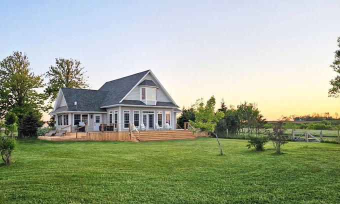 Princetown House | Bright & Airy Beach House – Bay Views, Wraparound Deck & Room to Unwind