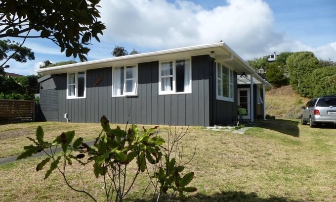 Waikanae House | Bright airy classic Bach ~ near beach ~ quiet location ~ grassy section.