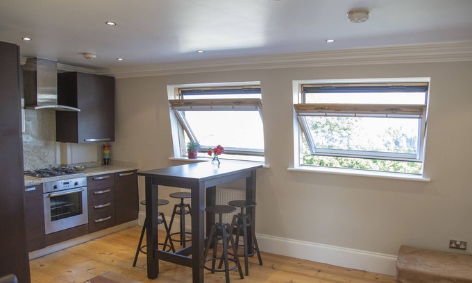 Tollington Apartment | Bright and airy apartment in beautiful Islington, London