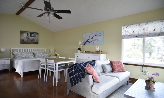 Reedville Cottage | Bright and Cheery Cottage with Endless Water Views