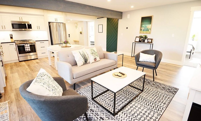 Pincher Creek House | Bright and Comfy , Brand New Lower Level Walkout