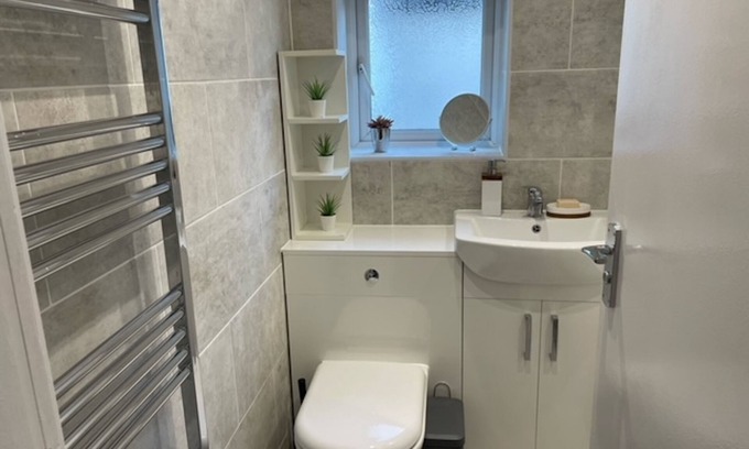 Plaistow South Apartment | Bright and cosy ground floor accommodation