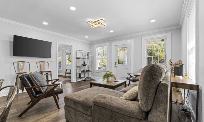 Villa Heights House | Bright and Modern - Close to Everything