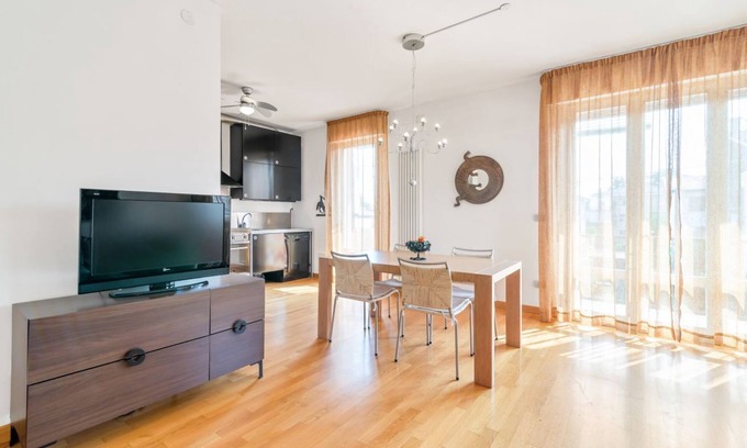Padova Apartment | Bright and spacious 100- sqm 2-bedroom apartment of located on the second floor of a building without a lift that can accommodate up to 5 people!The apartment is located on a quiet street, closed to traffic and it boasts a sunny 12sqm terrace.Equipped wi