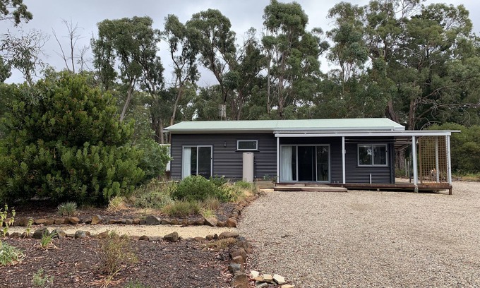 Creswick House | Bright and spacious bungalow in authentic bush setting