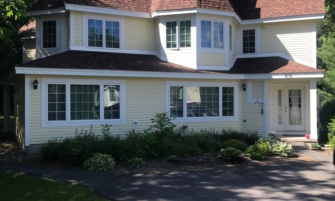 West Dover House | Bright and Spacious Kingswood Townhome Less than a Mile To Mount Snow, Sleeps 10