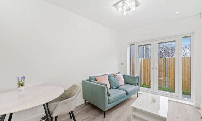 East Acton Apartment | Bright and stylish 1 bedroom flat, great location!