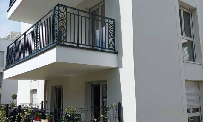 L'Hay-les-Roses Apartment | Bright apartment near Paris, terrace, parking