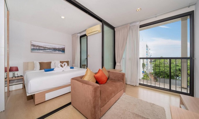 Bang Tao Apartment | Bright apartment at Boat Avenue- fast WIFI, washer