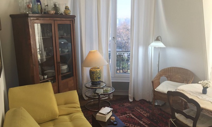 Amerique Apartment | Bright apartment, Metro station at the foot of the building15 minutes from downtown.
