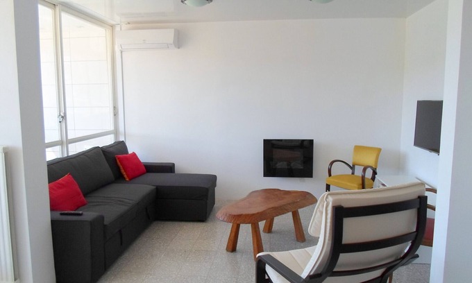 Balaruc-les-Bains Apartment | Bright Apt with WIFI & AC near Thermes
