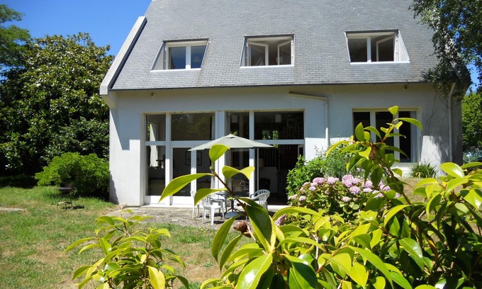 Beg-Meil House | Bright architect house with a large garden