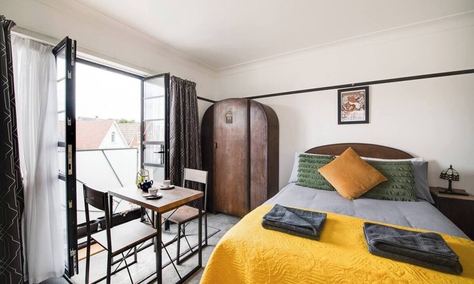 Portsmouth Apartment | Bright Art Deco Studio in Central Location