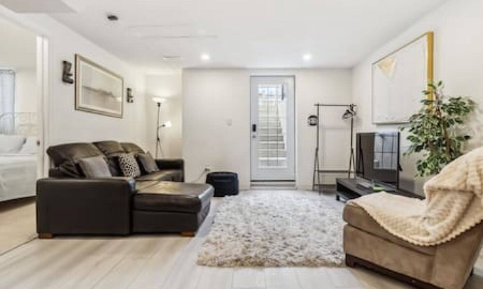 Churchill Meadows House | Bright Basement retreat in Mississauga