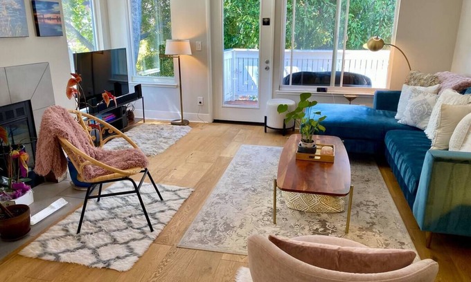 Richmond Condo | Bright, Beautiful Waterfront Luxury Condonn
