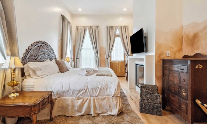 Faubourg Lafayette House | Bright Bohemian House w Heated Pool/Hot Tub