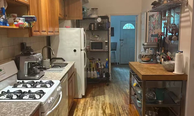 Bushwick Apartment | Bright Bushwick Room in Art Duplex