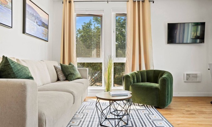 Capitol Hill Condo | Bright Capitol Hill Condo | Great Location & Views