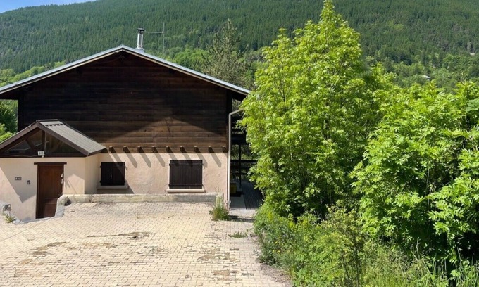 Forville Ski Chalet | Bright chalet with terrace and garden in Briançon