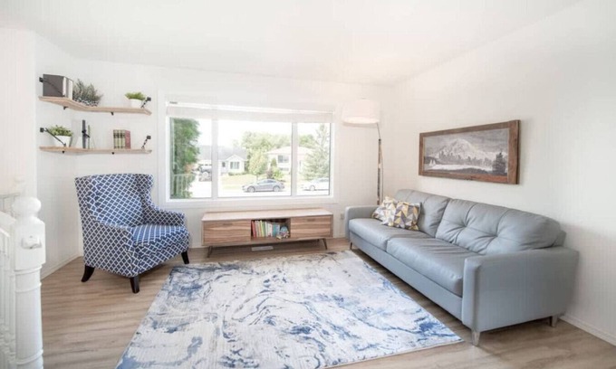 Steinbach House | Bright & Convenient b/w 2 Parks
